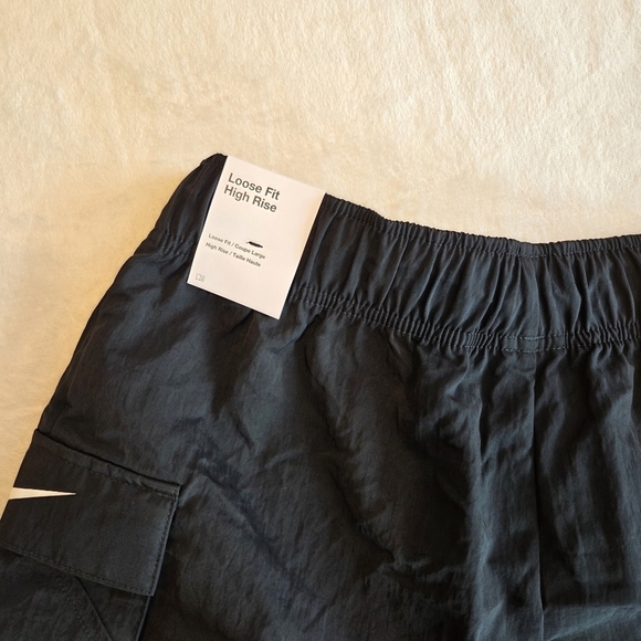 New Nike Women's Black Loose Fit High Rise Cargo Shorts DM6247-010 - Size Small - Picture 9 of 10